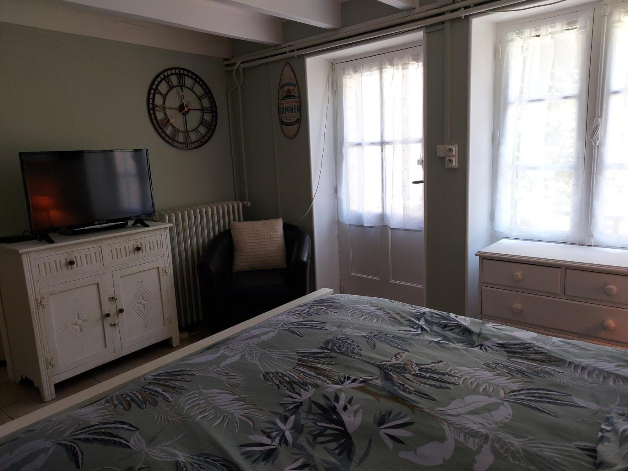 Charming Two Bedroom Gite With Beautiful Gardens กงโฟลองส์ ภายนอก รูปภาพ