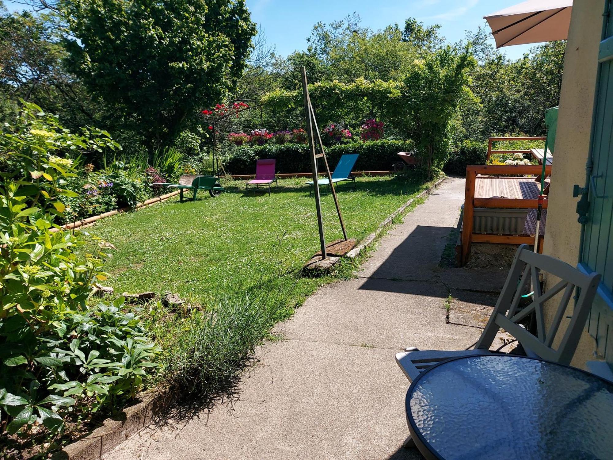 Charming Two Bedroom Gite With Beautiful Gardens กงโฟลองส์ ภายนอก รูปภาพ