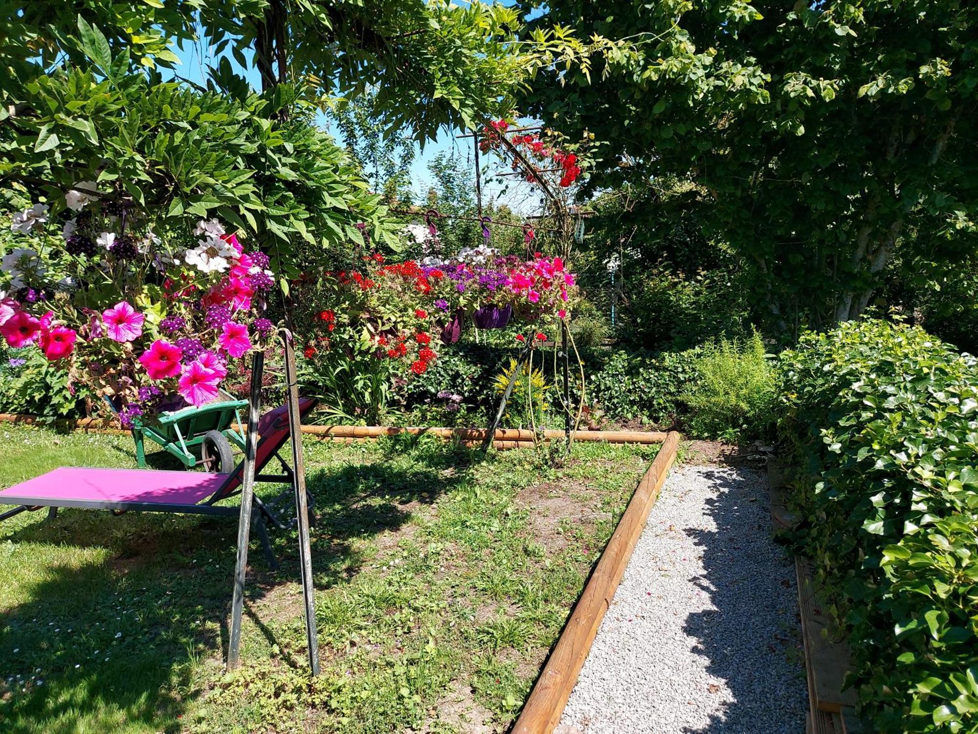 Charming Two Bedroom Gite With Beautiful Gardens กงโฟลองส์ ภายนอก รูปภาพ